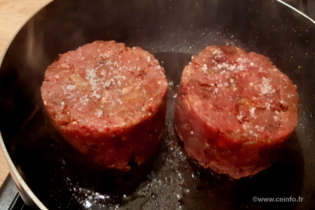 Recette Steak haché amélioré aux oignons, anis, cannelle et coriandre 