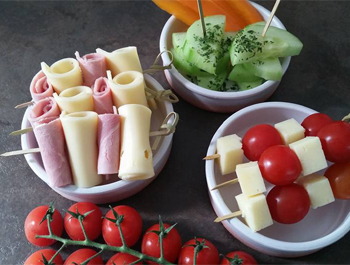 Recette Brochettes apéritif : jambon, fromage, tomate cerise, mozzarella, concombre 