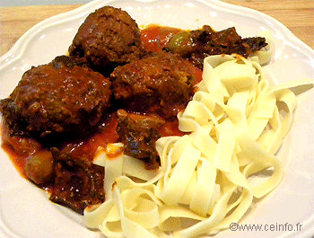 Recette Boulettes de bœuf, porc et veau en sauce tomate aux oignons 