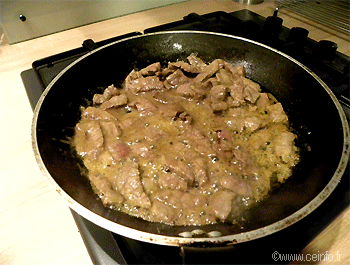 Recette Émincé de bœuf aux poivrons verts et oignons 