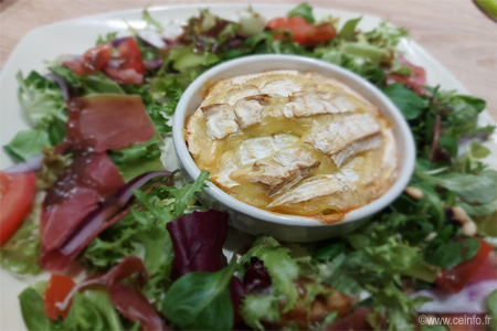 Recette Camembert au four et sa salade 