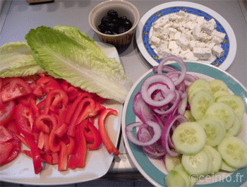 Recette Salade romaine à la féta, tomate et concombre [Très facile] 