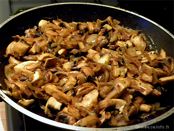 Recette Poêlée de champignons aux oignons caramélisés 