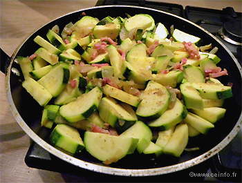 Recette Poêlée de courgettes aux lardons et oignons caramélisés 