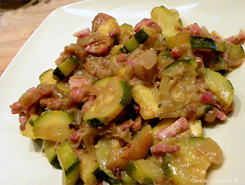 Recette Poêlée de courgettes aux lardons et oignons caramélisés 