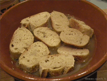 Recette Cassolette de soupe à l'oignon gratinée à l'emmental 