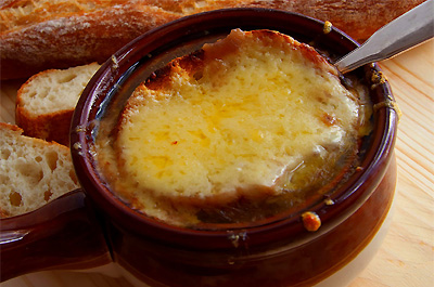 Recette Cassolette de soupe à l'oignon gratinée à l'emmental 