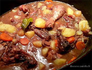 Poulet Au Vin Rouge Et Ses Pommes De Terre Recettes à Base De Volaille